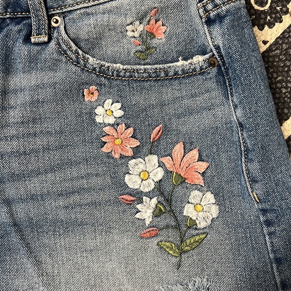 High Rise Embroidered Shorts - Picture 2 of 8